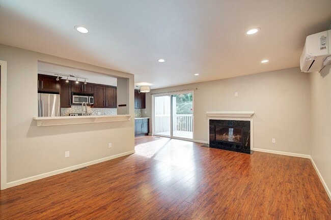 Building Photo - 2Bd/1.75Ba Kirkland Townhouse