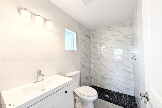 Building Photo - 707 Kismet Pkwy E