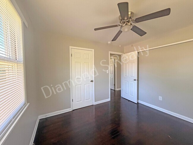 Building Photo - MOVE IN SPECIAL!  Spacious 3 Bed, 2 Bath Home with Large Yard Available!