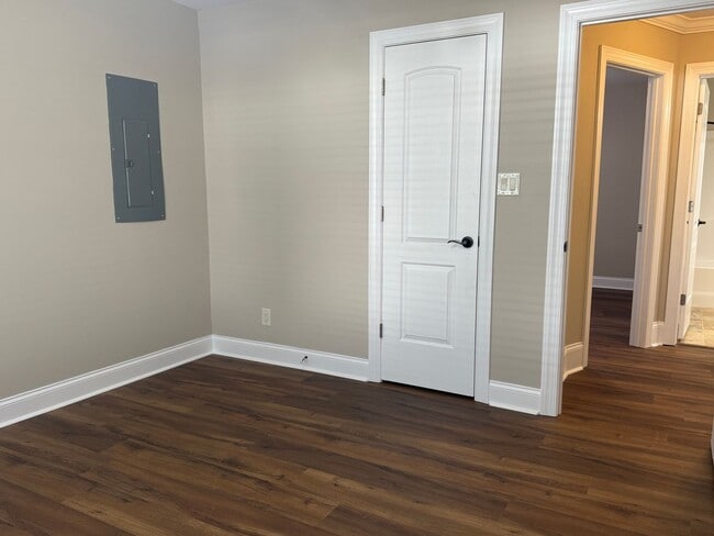 Building Photo - Amazingly Spacious Residence, Available Now!