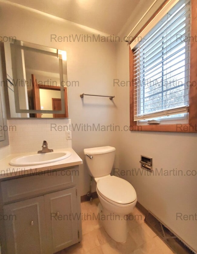 Building Photo - FOR RENT- lovely ranch home near amusement park with easy freeway access! Pets ok with conditions!