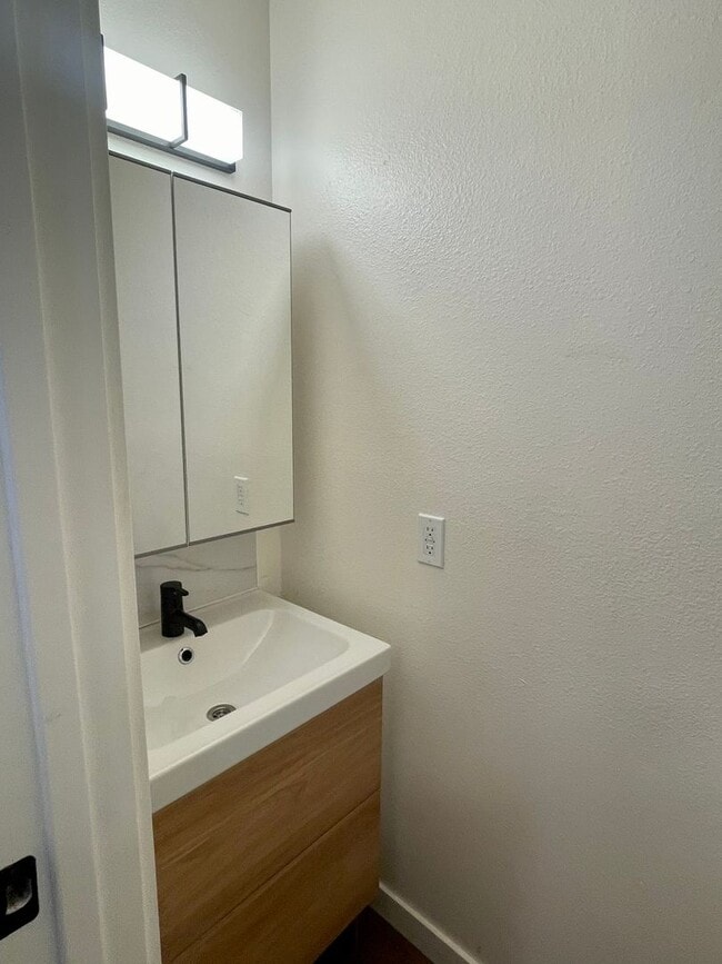 Building Photo - Fully updated/renovated unit NO GARAGE 1 B...
