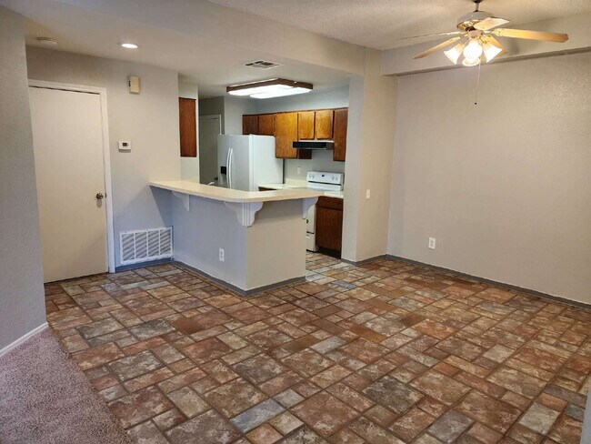 Building Photo - 2 Bed/2 Bath Condo in Tempe with Great Ame...
