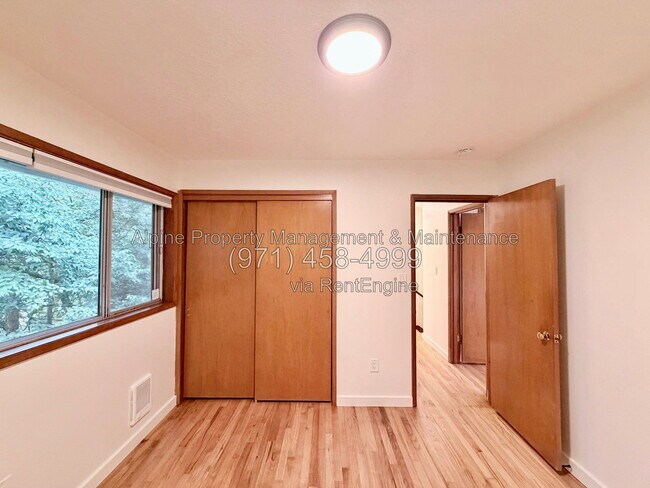 Building Photo - 7030 SW Canyon Crest Dr