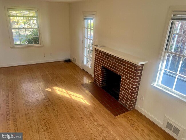 Primary Photo - 8 S Hudson St