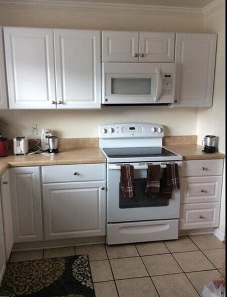Building Photo - 2229 Sedgewick Dr