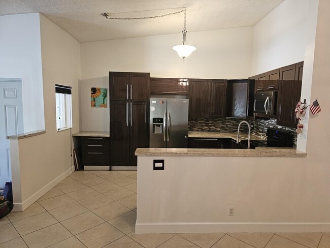 Building Photo - 13851 Oneida Dr