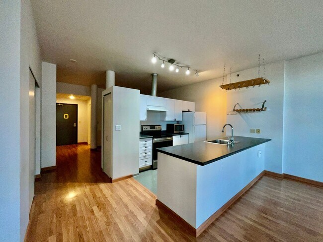 Building Photo - Urban 1-Bedroom Apartment in Downtown Seattle