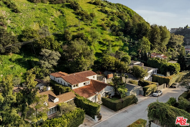 Building Photo - 1518 N Beverly Dr