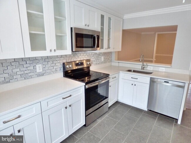 Building Photo - 416 Center St S