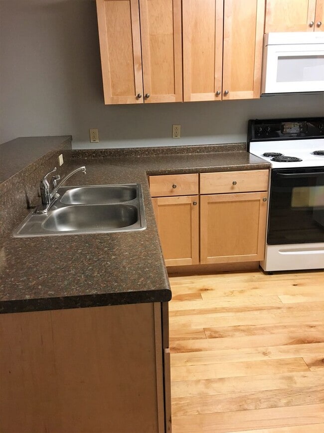 Building Photo - 75-C SL