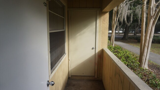 Building Photo - Upgraded Condo With Washer And Dryer