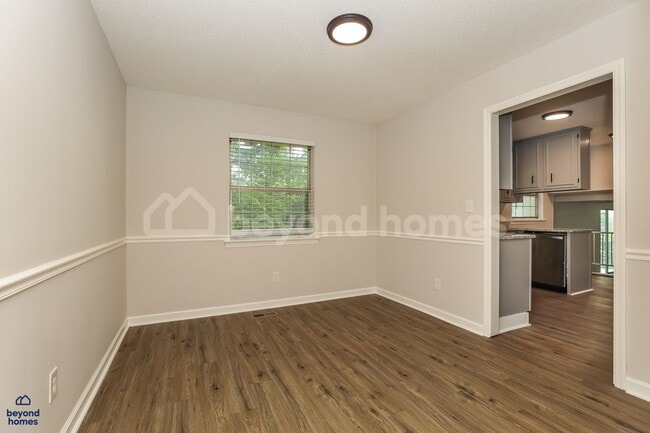 Building Photo - Freshly renovated 3 bedroom / 2 full bath ...