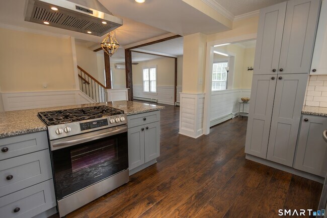 Building Photo - 387 Buckland St