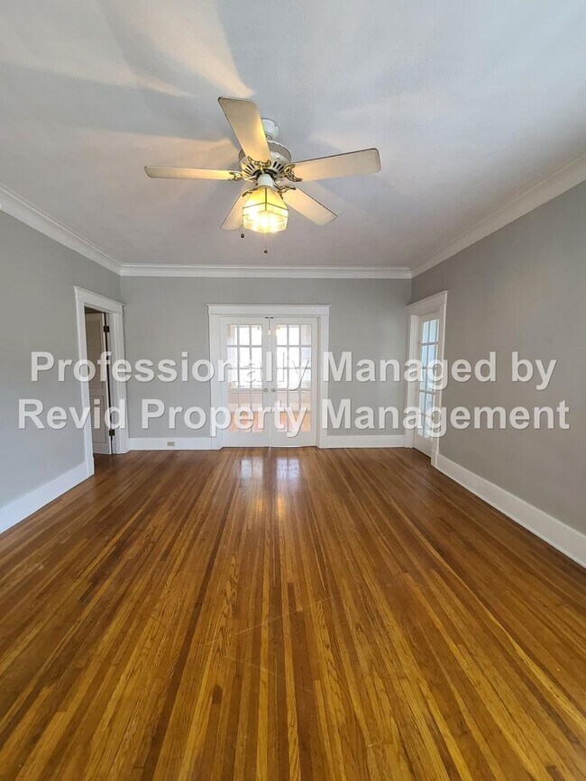 Building Photo - Large upstairs apartment in Midtown!