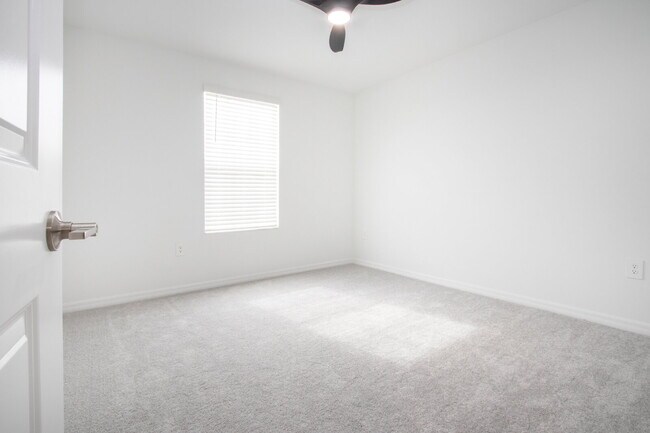 Building Photo - Lakeside Luxury in Parrish - 5 Bedroom BRA...