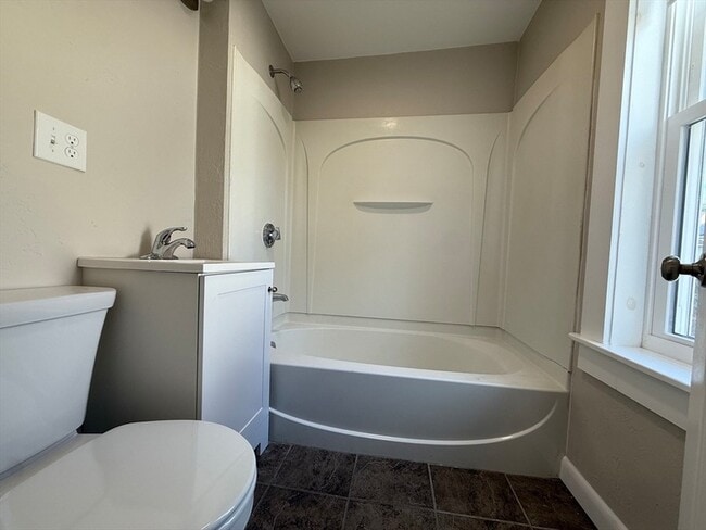 Building Photo - 11 Eureka St