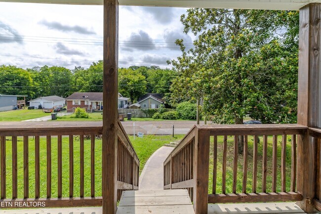 Building Photo - 619 Midlake Dr NE