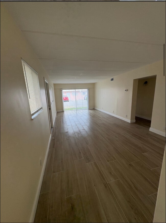 Building Photo - 1501 Crescent Cir