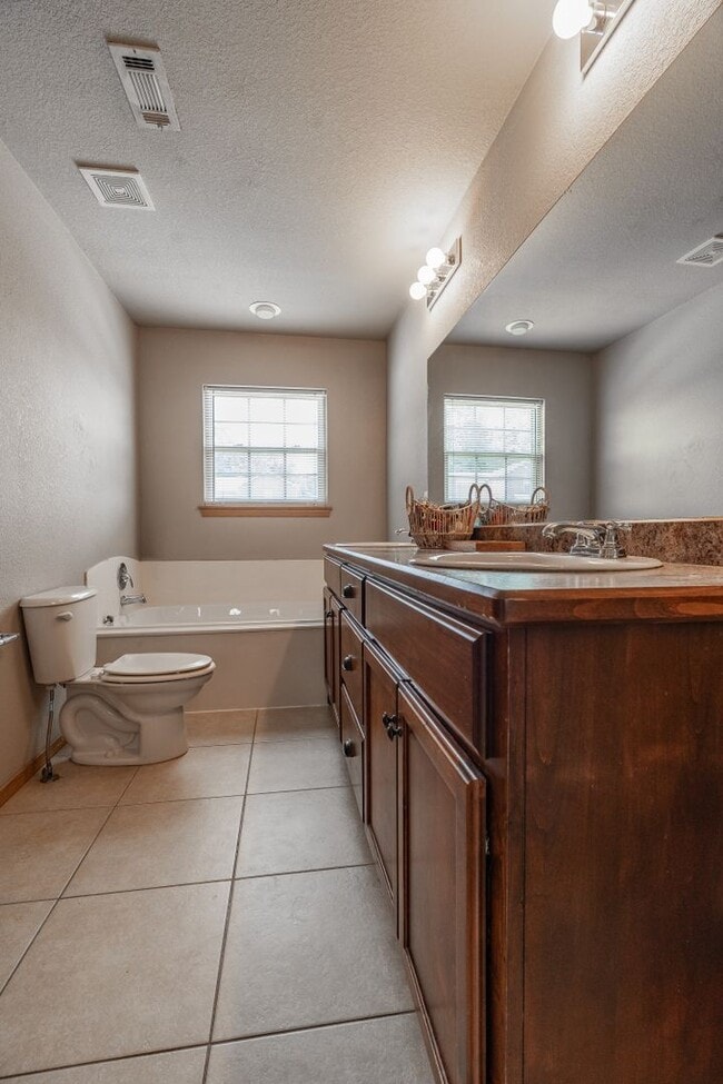 Building Photo - 4 Bedroom 2.5 Bath Townhome near UofA!  Available in August!!