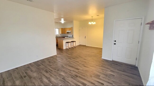 Building Photo - Great Near North Valley Home! No carpet! O...