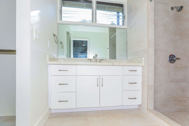 Building Photo - Kahala Avenue Beachside -  1 minute walk to beach  Recently remodeled w/fenced yard. 1 bdrm, 1 ba...