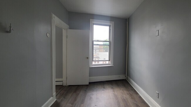 Building Photo - 302 Summit Ave
