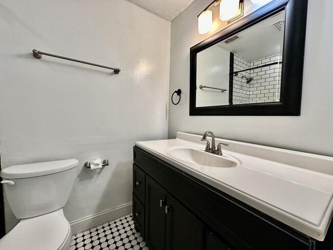 Building Photo - 229 N Poplar St