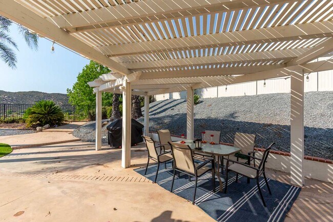 Building Photo - 5 Bed, 4 Bath in the Beautiful Alpine
