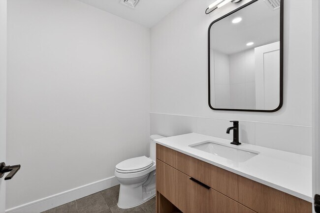 Building Photo - 139 Christopher Columbus Dr