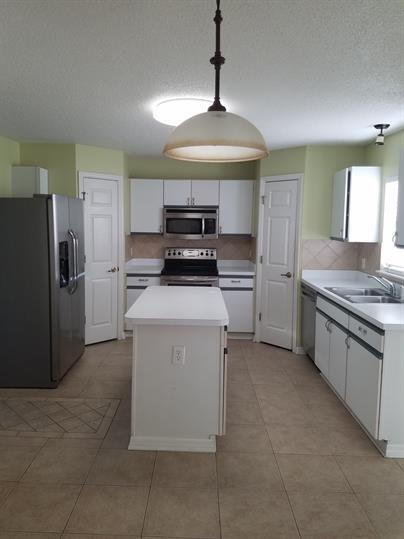 Building Photo - Spacious 4 bedroom, 2.5 bathroom house in Poinciana
