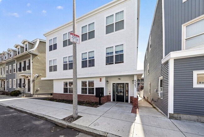 Building Photo - 521 E 8th St