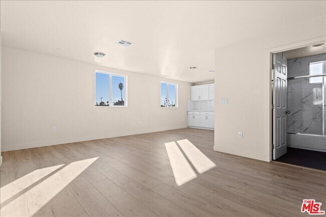 Building Photo - 707 W 80th St