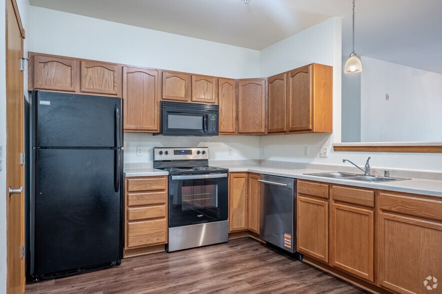 2BR, 2BA - 1,200SF - Kitchen - Stratford Place Luxury Apartments