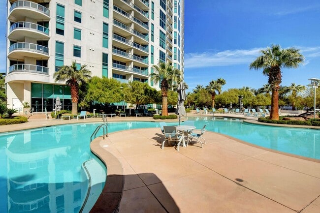 Building Photo - Turnberry Towers 1904E-Strip/Golf/City Views from this Fully Furnished 1Bd Residence