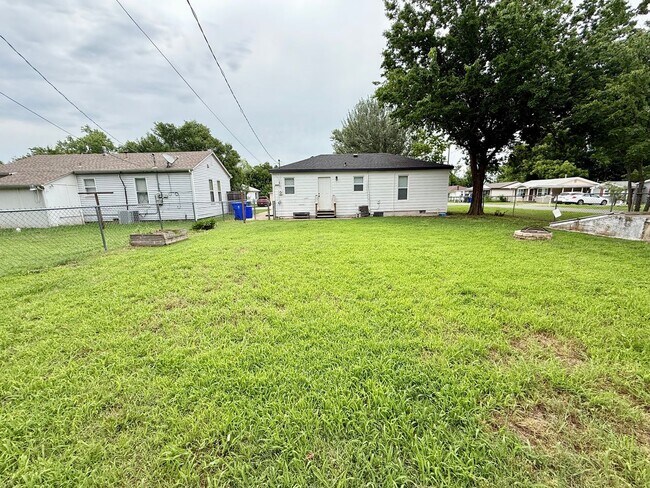 Building Photo - Cute Remodel