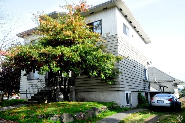 Building Photo - 220 10th Ave