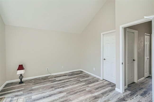 Building Photo - Beautiful Updated Condo with Mountain View...