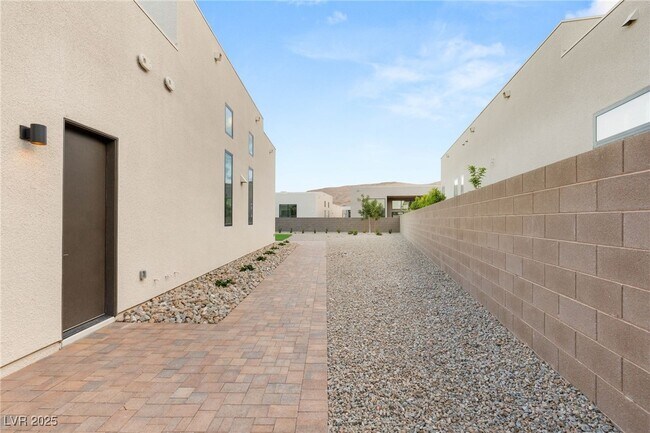 Building Photo - 10793 Vista Altura Ave