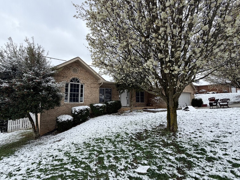 Building Photo - 104 Laurel Canyon