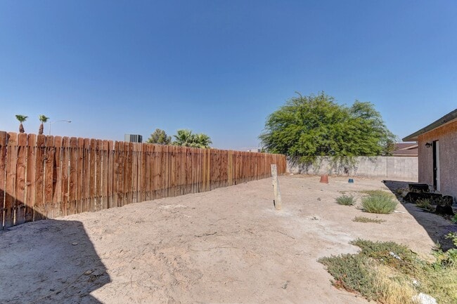 Building Photo - Remodeled and move-in ready located in Southeast Las Vegas.