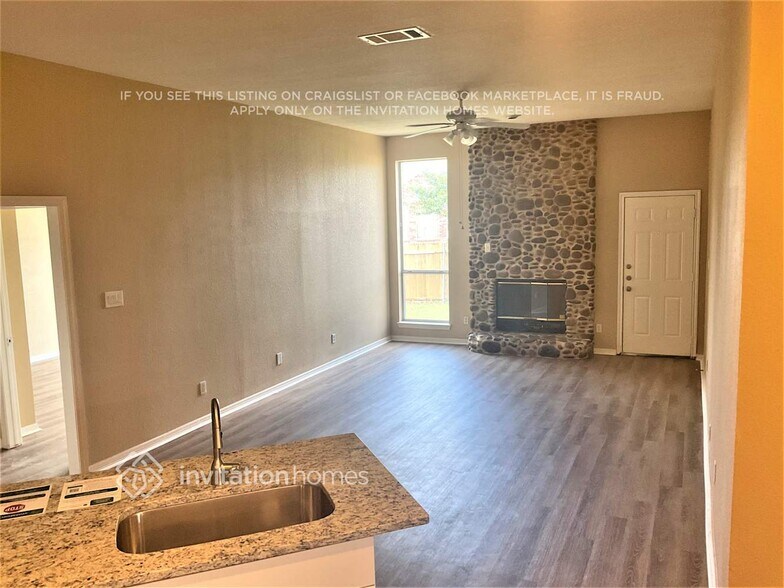 Building Photo - 703 Fox Glen Rd