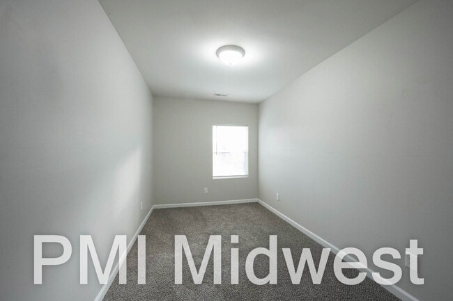 Building Photo - 925 N Sheffield Ave