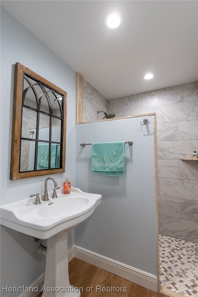 Building Photo - 102 Squirrel Point