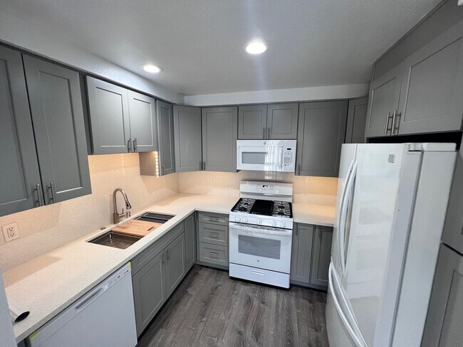 Building Photo - COMING SOON! 3-Bedroom Condo with Epoxy Garage in Vista Fairways, Valencia!