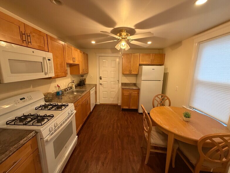 Building Photo - 67 Oak St