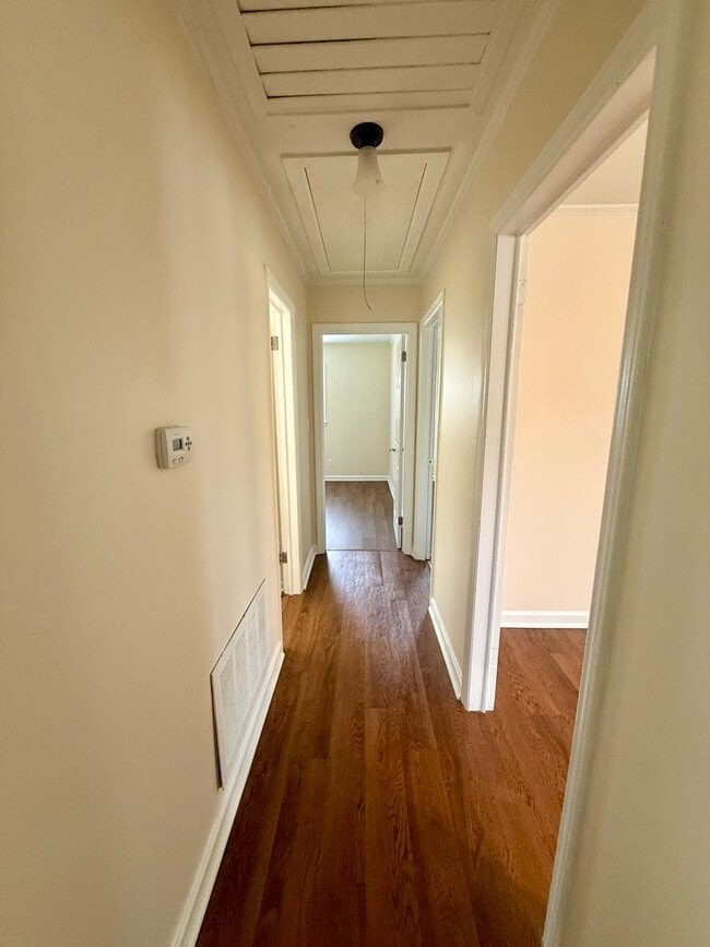Building Photo - Three bedroom, 1 bath house in Burlington