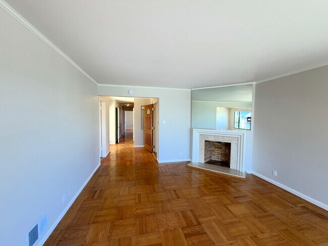 Building Photo - UPDATED HUGE SUNNY 2250sf 3BR+Den/1+2Half BA 2250sf Sunset/UCSF Home VIEWS AVAILABLE NOW