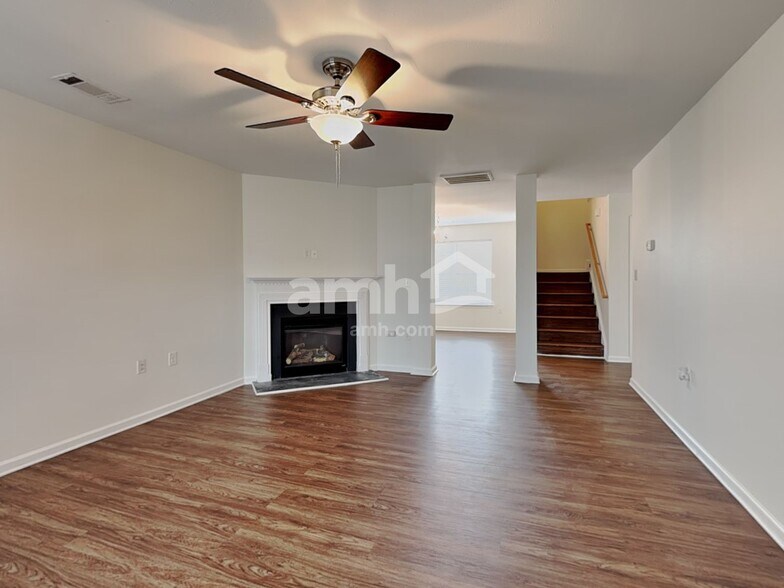 Building Photo - 1524 Eastway Dr