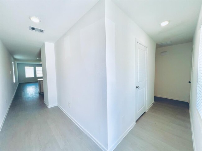 Building Photo - 3039 Mallorca Dr